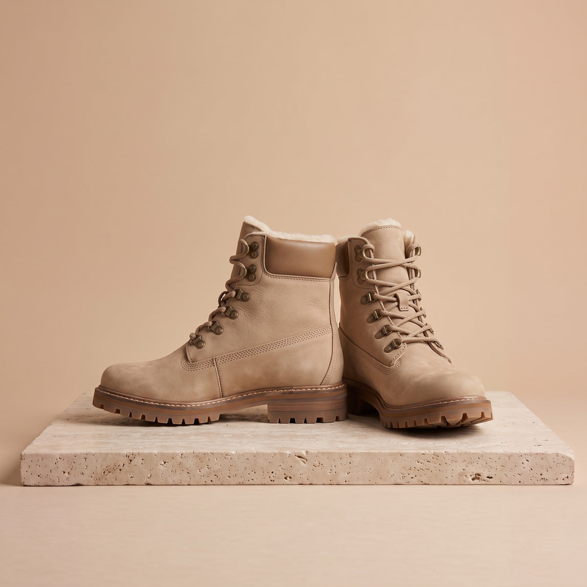 Gefütterte Herren-Winterstiefel aus Nubukleder in Sand, Vorderansicht