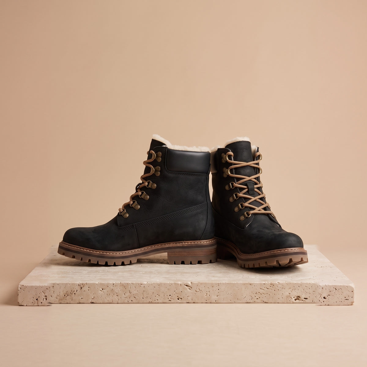 Gefütterte Herren-Winterstiefel aus Nubukleder in Schwarz, Vorderansicht