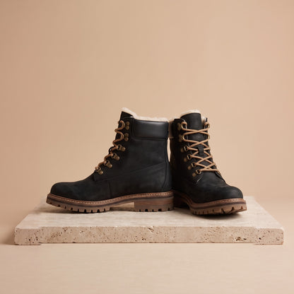 Gefütterte Herren-Winterstiefel aus Nubukleder in Schwarz, Vorderansicht