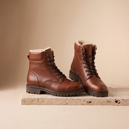 Gefütterte Herren-Worker-Boots aus Leder in Cognac, Vorderansicht