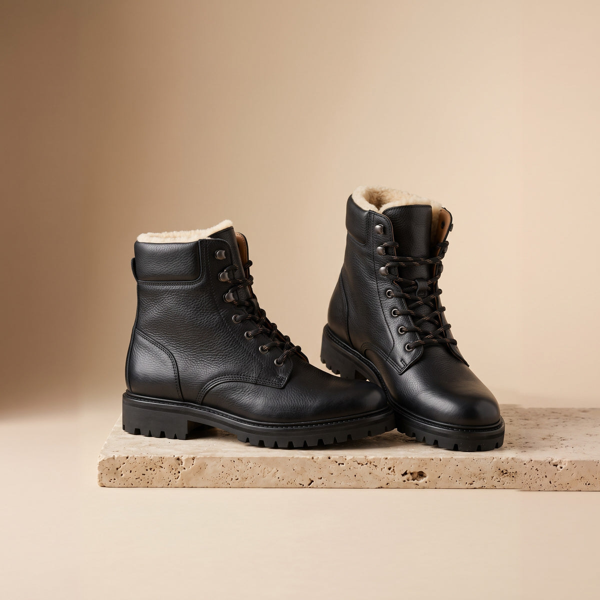 Gefütterte Herren-Worker-Boots aus Leder in Schwarz, Vorderansicht