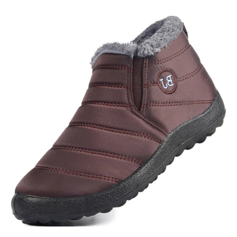 Gefütterte Winter-Slipper für Herren mit Fellkragen, wasserabweisendem Obermaterial und rutschfester Sohle in Braun