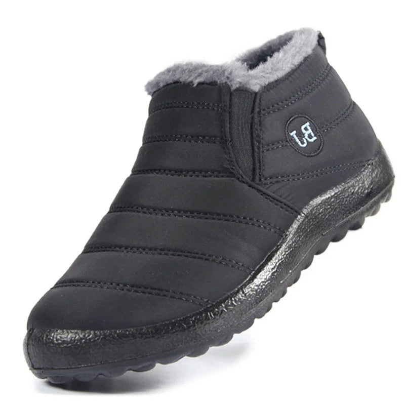 Gefütterte Winter-Slipper für Herren mit Fellkragen, wasserabweisendem Obermaterial und rutschfester Sohle in Schwarz