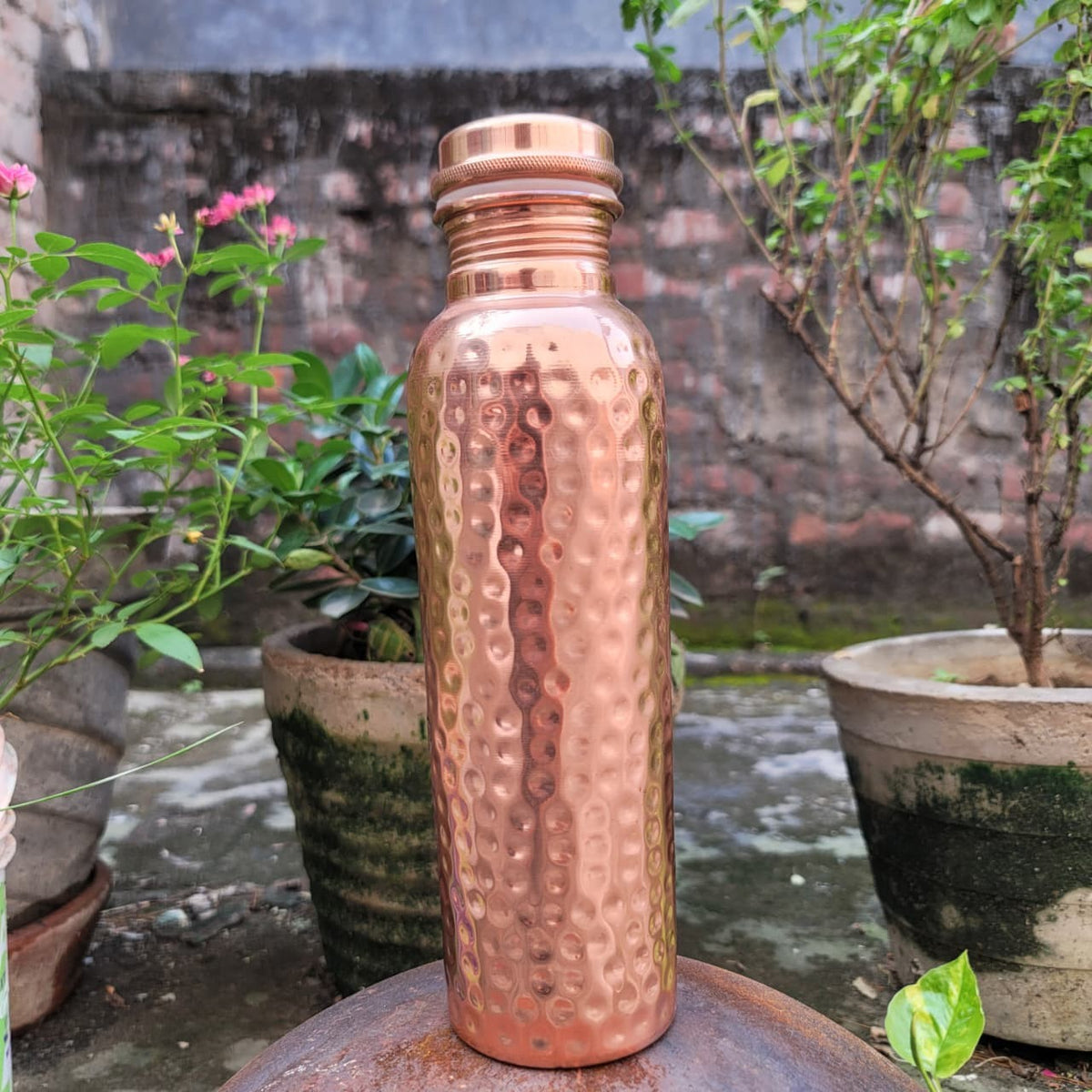 Gehämmerte Trinkflasche in Kupferoptik mit 800 ml und auslaufsicherem Schraubdeckel, Ansicht 3