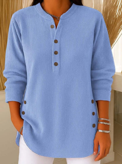 Gerippter Damen-Strickpullover mit Knopfleiste am Ausschnitt und Zierknöpfen an den Seiten in Blau