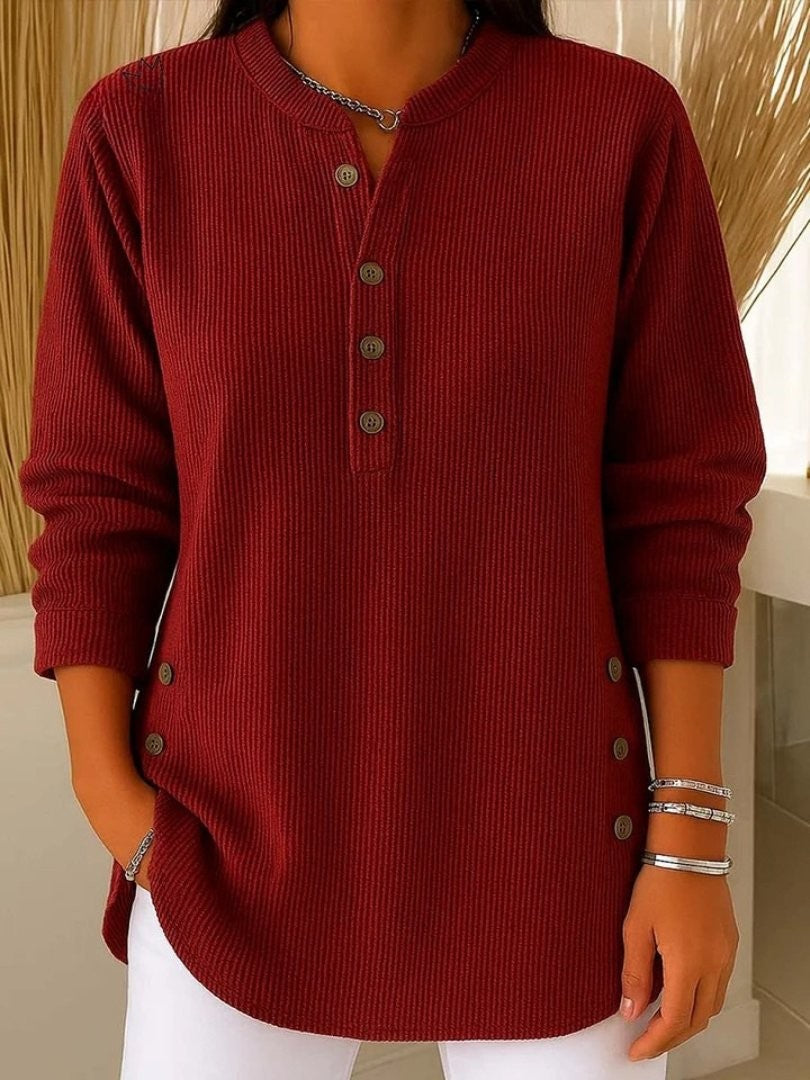 Gerippter Damen-Strickpullover mit Knopfleiste am Ausschnitt und Zierknöpfen an den Seiten in Rot