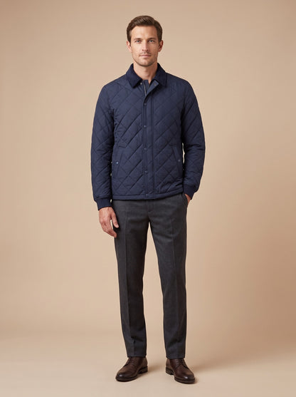 Gesteppte Herrenjacke mit Rautensteppung in Navy, getragen im Studio