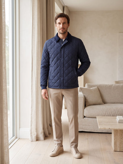 Gesteppte Herrenjacke mit Rautensteppung in Navy, getragen im Wohnzimmer