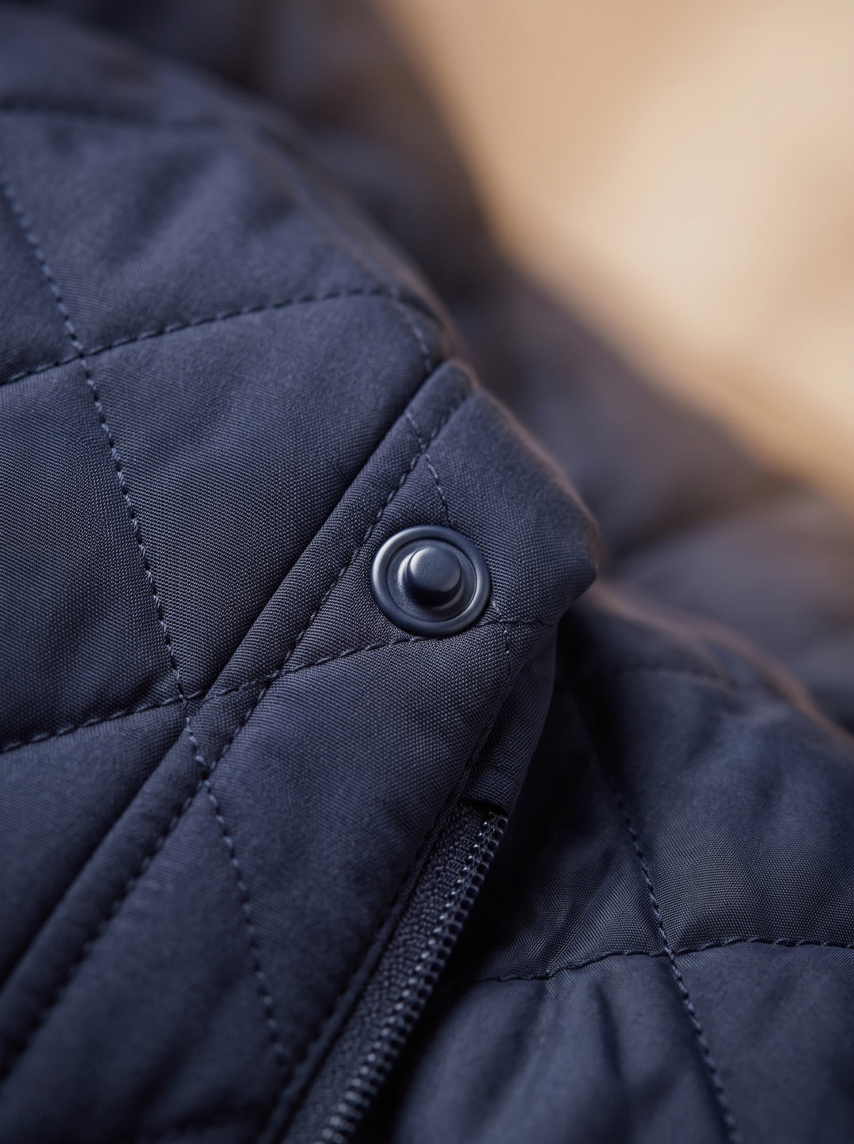 Gesteppte Herrenjacke mit Rautensteppung in Navy, Detailansicht
