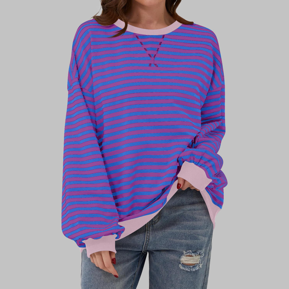 Gestreiftes Oversized Damen-Sweatshirt mit Rundhals und kontrastfarbenen Rippbündchen in Lila