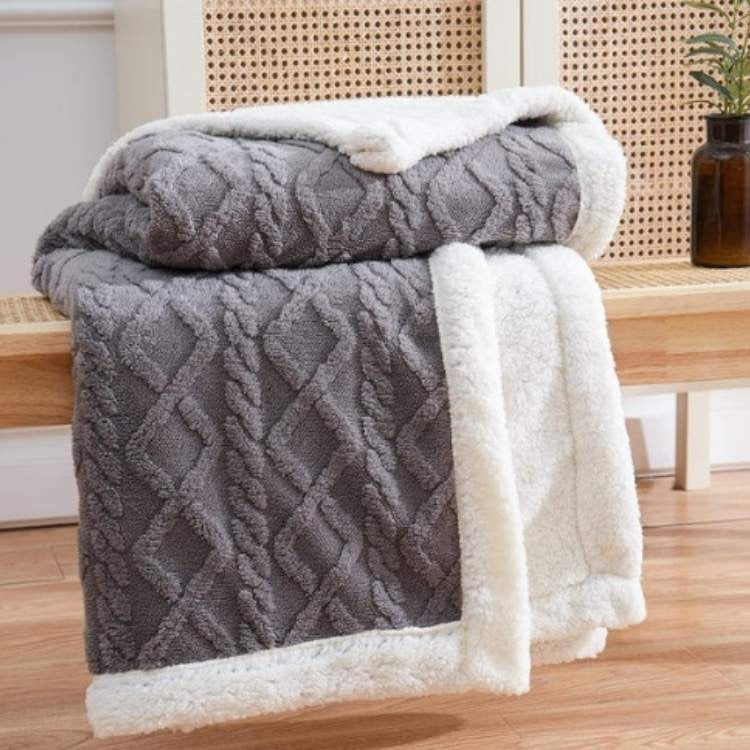 Gewichtsdecke aus Sherpa-Fleece mit Glasperlenfüllung und Zopfmuster für Sofa und Bett in Grau