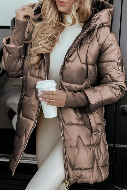 Glänzende Damen-Steppjacke mit Kapuze und verlängertem Schnitt für Herbst und Winter in Kaffeebraun