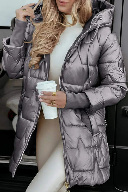 Glänzende Damen-Steppjacke mit Kapuze und verlängertem Schnitt für Herbst und Winter in Grau