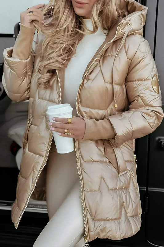 Glänzende Damen-Steppjacke mit Kapuze und verlängertem Schnitt für Herbst und Winter in Beige