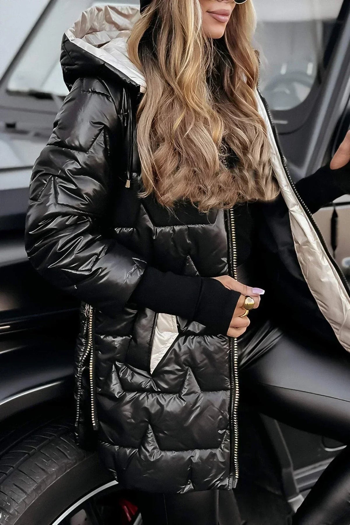 Glänzende Damen-Steppjacke mit Kapuze und verlängertem Schnitt für Herbst und Winter, Ansicht 8