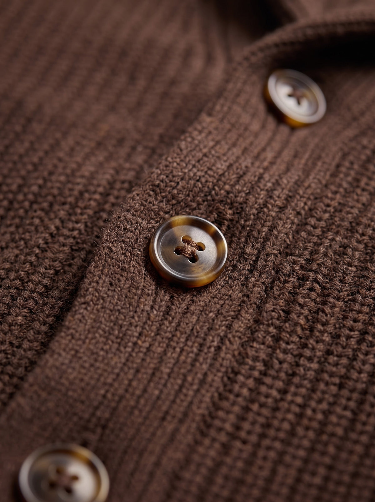 Herren-Strickjacke mit Schalkragen in Braun, Detailansicht