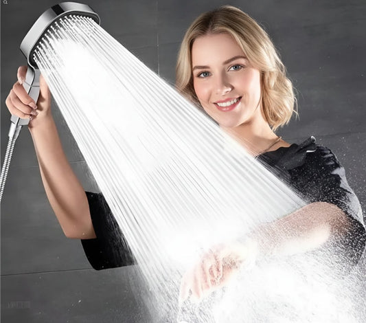 Frau duscht mit silberner Handbrause mit breitem Strahl