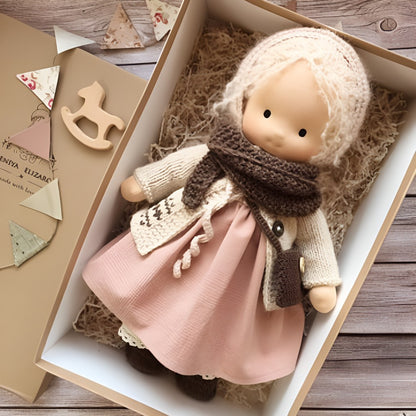 Handgemachte Stoffpuppe im Waldorf-Stil aus Baumwolle mit Wollfüllung, Ansicht 36