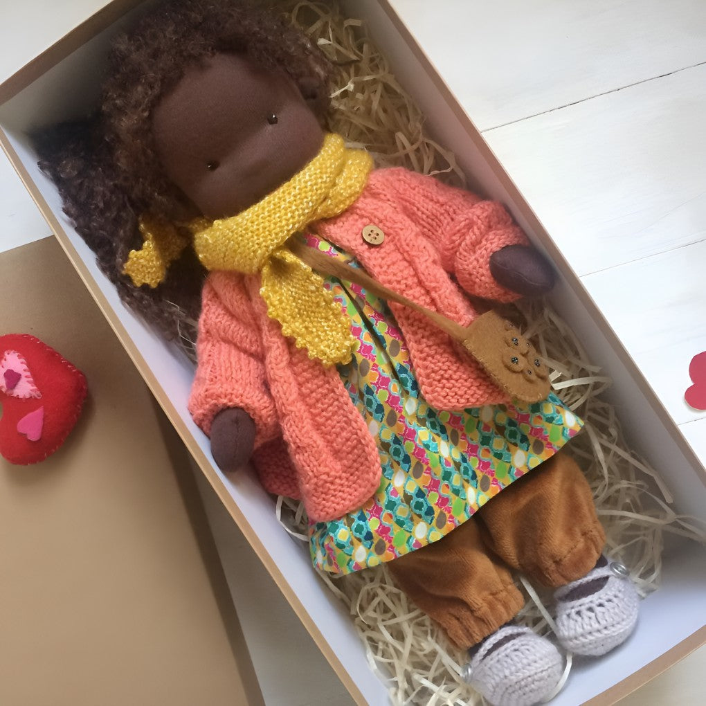 Handgemachte Stoffpuppe im Waldorf-Stil aus Baumwolle mit Wollfüllung, Ansicht 32