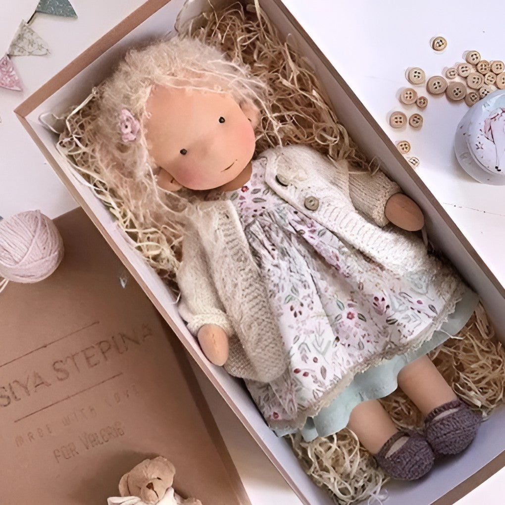 Handgemachte Stoffpuppe im Waldorf-Stil aus Baumwolle mit Wollfüllung, Ansicht 30