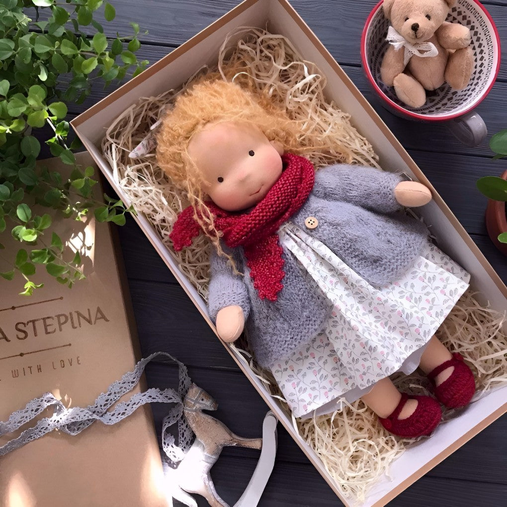 Handgemachte Stoffpuppe im Waldorf-Stil aus Baumwolle mit Wollfüllung, Ansicht 28
