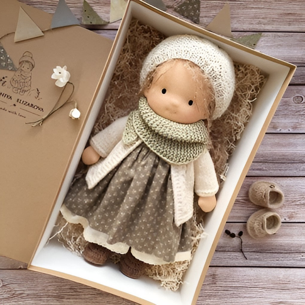 Handgemachte Stoffpuppe im Waldorf-Stil aus Baumwolle mit Wollfüllung, Ansicht 21