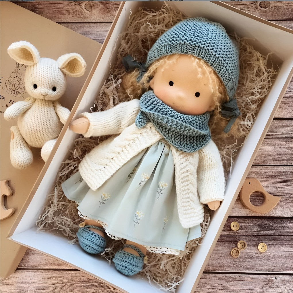 Handgemachte Stoffpuppe im Waldorf-Stil aus Baumwolle mit Wollfüllung, Ansicht 19