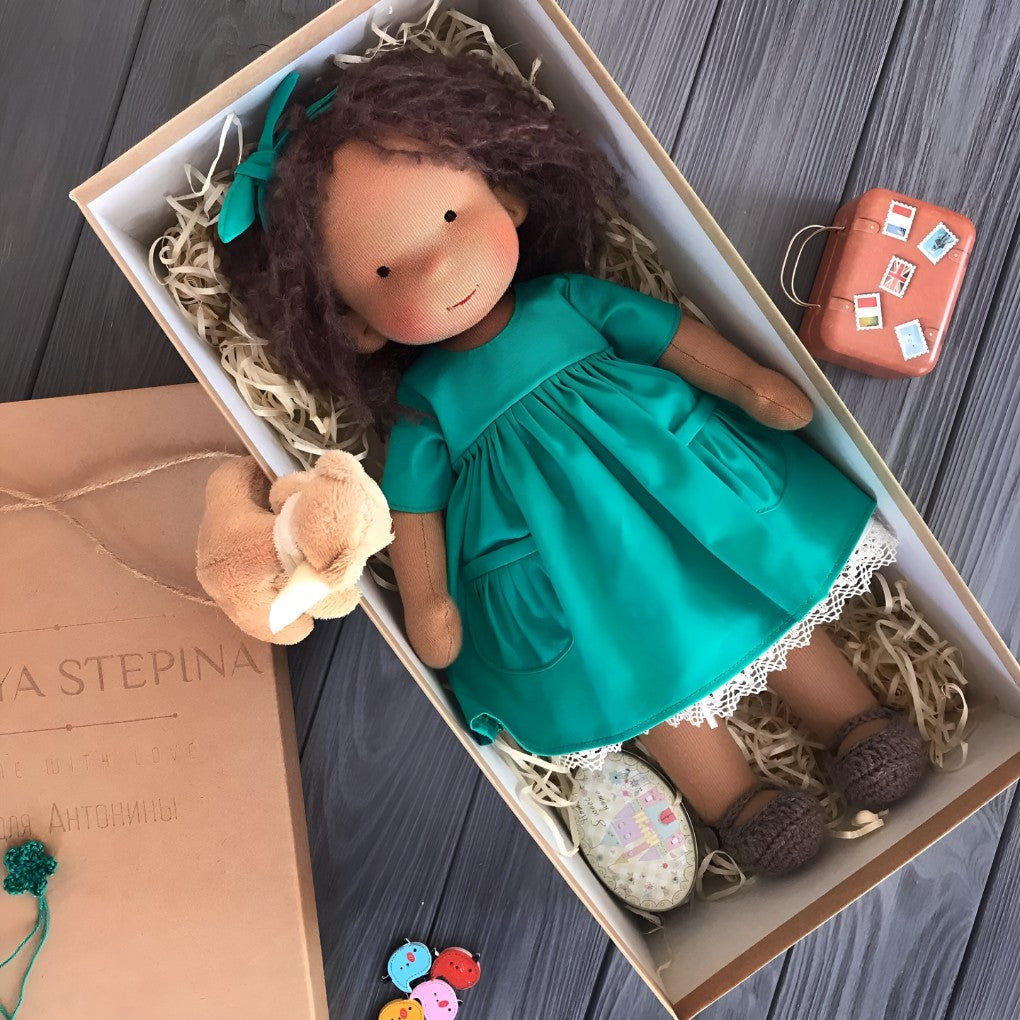 Handgemachte Stoffpuppe im Waldorf-Stil aus Baumwolle mit Wollfüllung, Ansicht 18