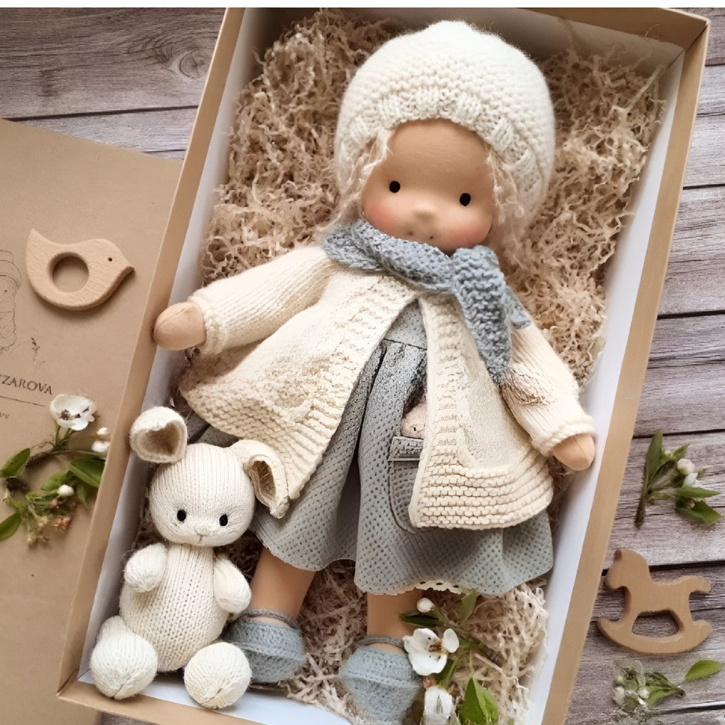 Handgemachte Stoffpuppe im Waldorf-Stil aus Baumwolle mit Wollfüllung, Ansicht 10