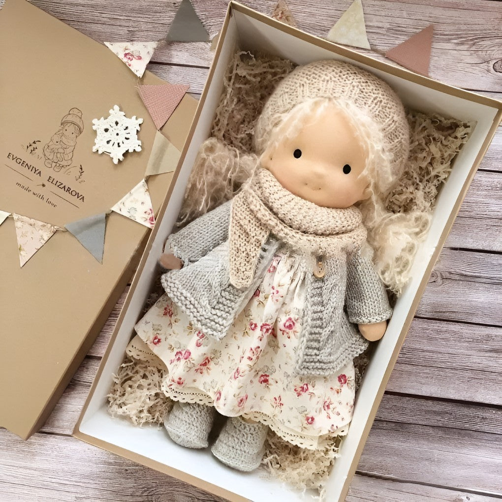 Handgemachte Stoffpuppe im Waldorf-Stil aus Baumwolle mit Wollfüllung, Ansicht 7
