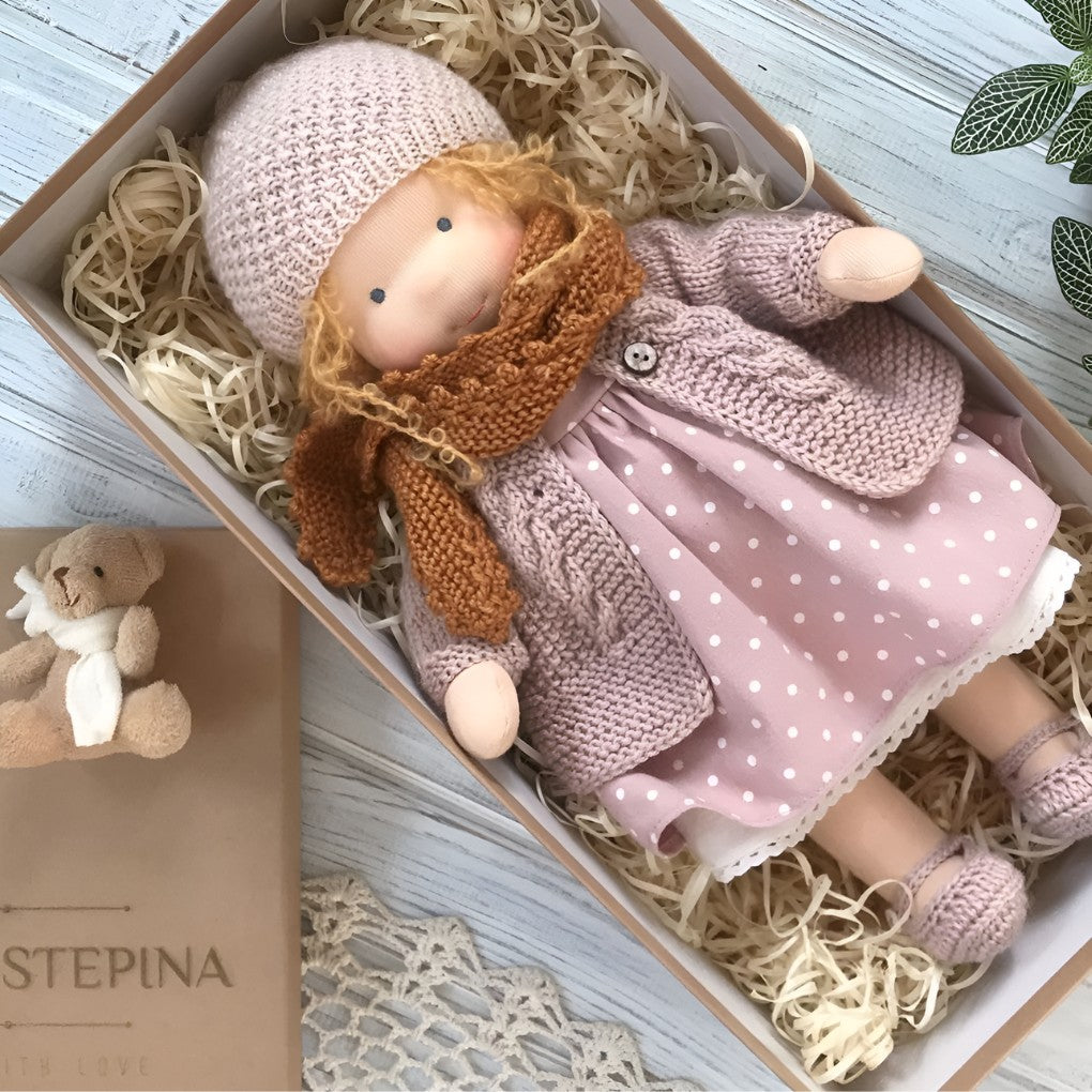 Handgemachte Stoffpuppe im Waldorf-Stil aus Baumwolle mit Wollfüllung, Ansicht 6