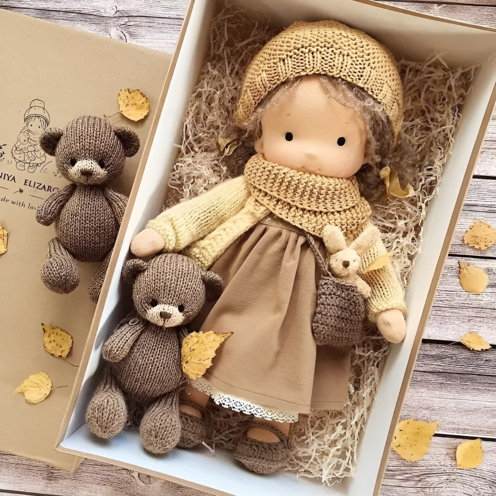 Handgemachte Stoffpuppe im Waldorf-Stil aus Baumwolle mit Wollfüllung, Ansicht 4