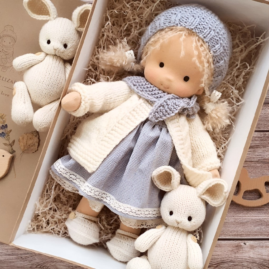 Handgemachte Stoffpuppe im Waldorf-Stil aus Baumwolle mit Wollfüllung, Ansicht 3