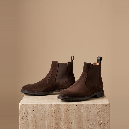 Herren-Chelsea-Boots aus Veloursleder in Dunkelbraun, Vorderansicht