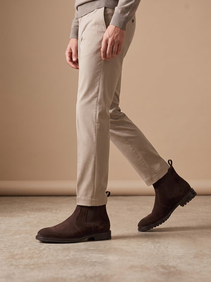 Herren-Chelsea-Boots aus Veloursleder in Dunkelbraun, getragen im Studio