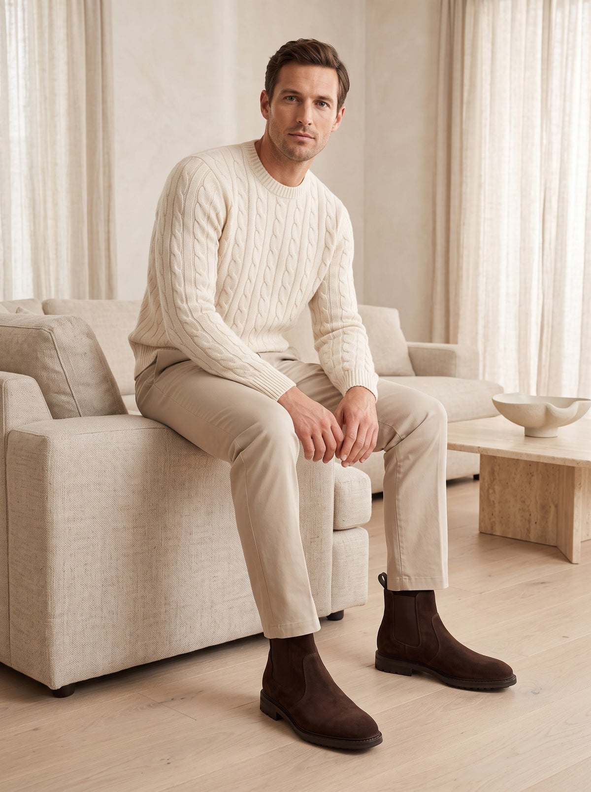 Herren-Chelsea-Boots aus Veloursleder in Dunkelbraun, getragen im Wohnzimmer