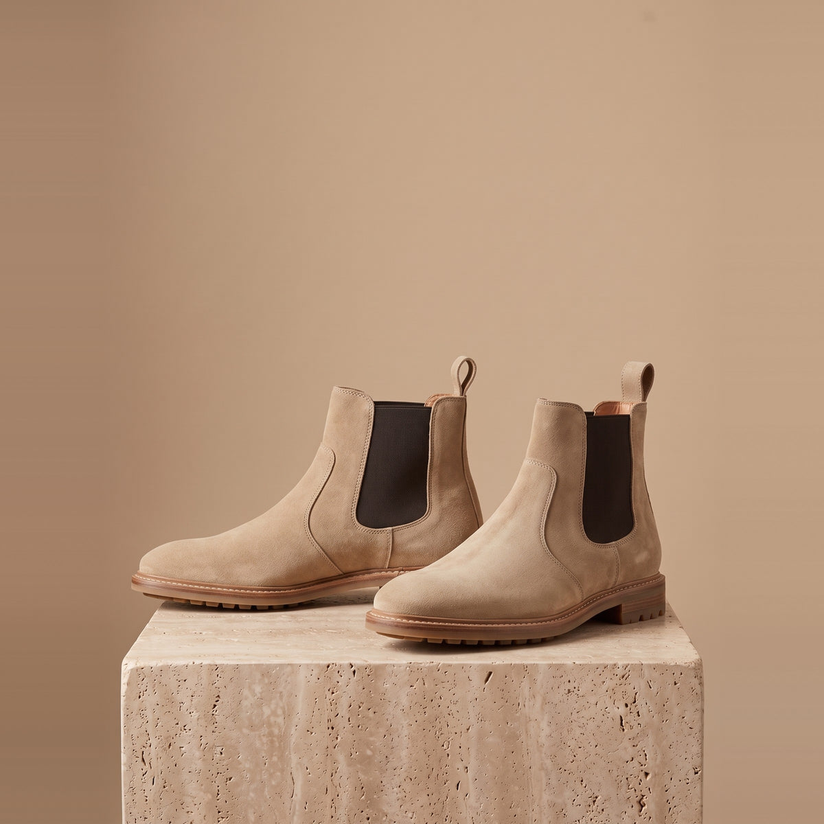 Herren-Chelsea-Boots aus Veloursleder in Sand, Vorderansicht