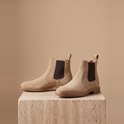 Herren-Chelsea-Boots aus Veloursleder in Sand, Vorderansicht
