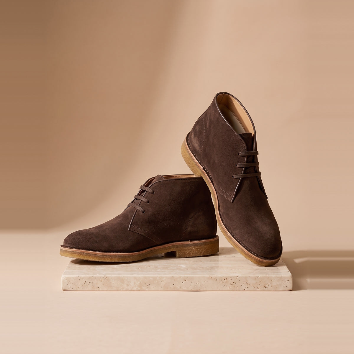Herren-Chukka-Boots aus Veloursleder in Dunkelbraun, Vorderansicht