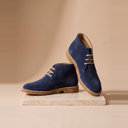 Herren-Chukka-Boots aus Veloursleder in Navy, Vorderansicht