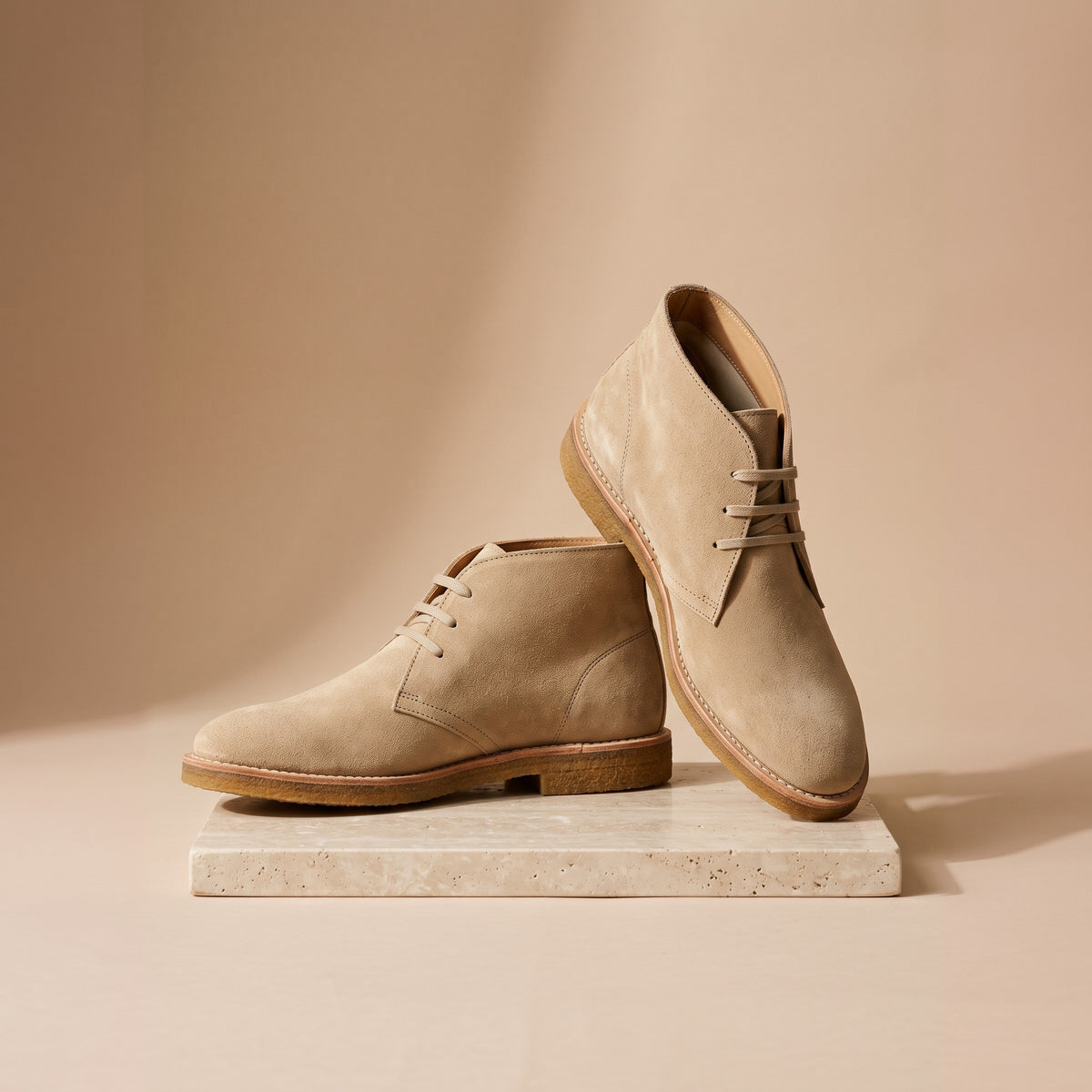 Herren-Chukka-Boots aus Veloursleder in Sand, Vorderansicht