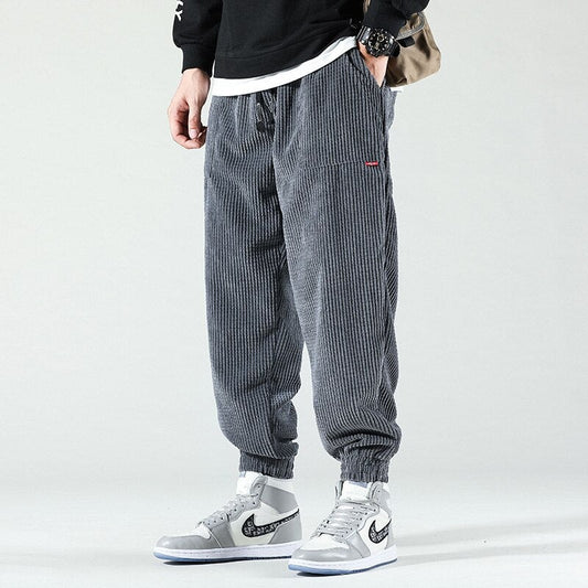 Herren-Cordhose im Jogger-Schnitt mit elastischem Bund und Beinbündchen in Grau