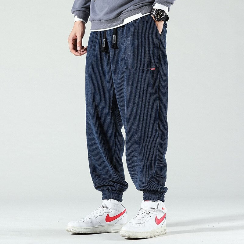 Herren-Cordhose im Jogger-Schnitt mit elastischem Bund und Beinbündchen in Blau
