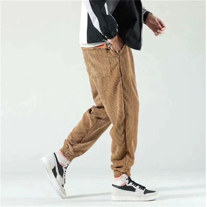 Herren-Cordhose im Jogger-Schnitt mit elastischem Bund und Beinbündchen, Ansicht 4