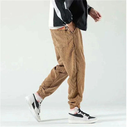 Herren-Cordhose im Jogger-Schnitt mit elastischem Bund und Beinbündchen, Ansicht 4