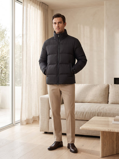 Herren-Daunenjacke mit Stehkragen in Schwarz, getragen im Wohnzimmer