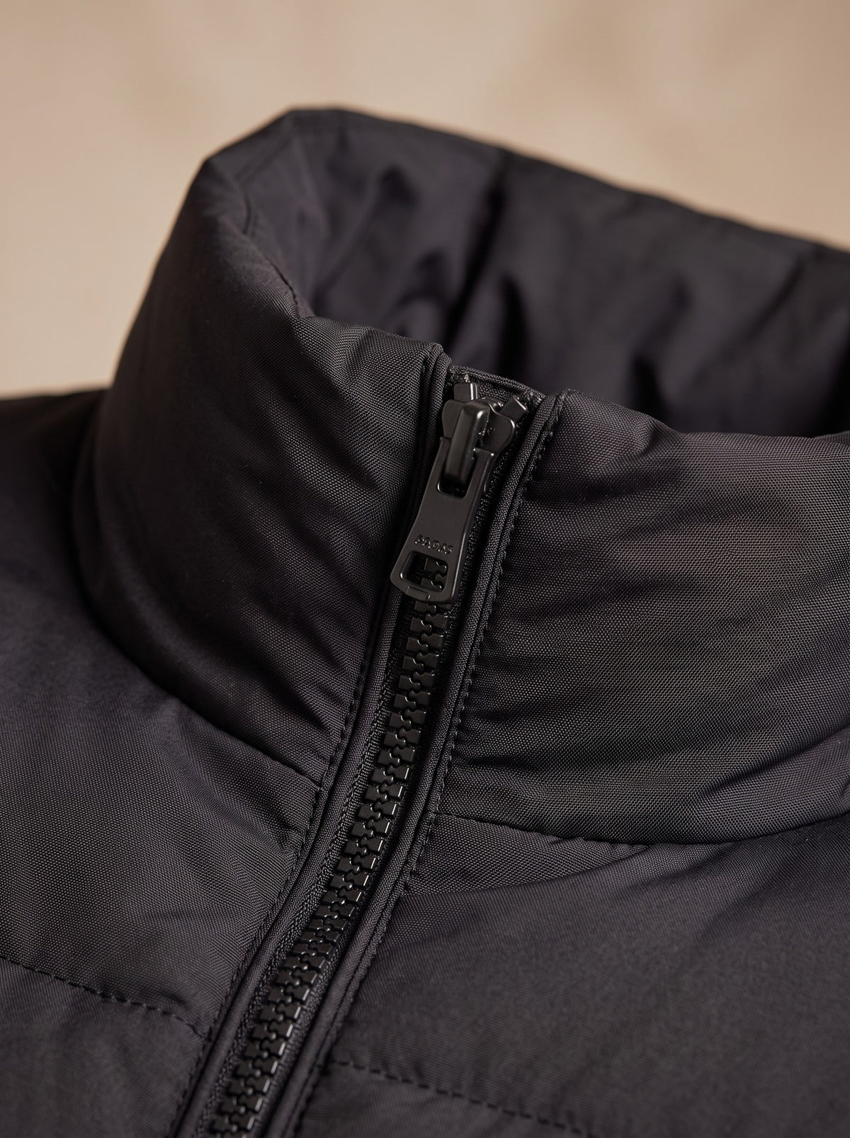 Herren-Daunenjacke mit Stehkragen in Schwarz, Detailansicht