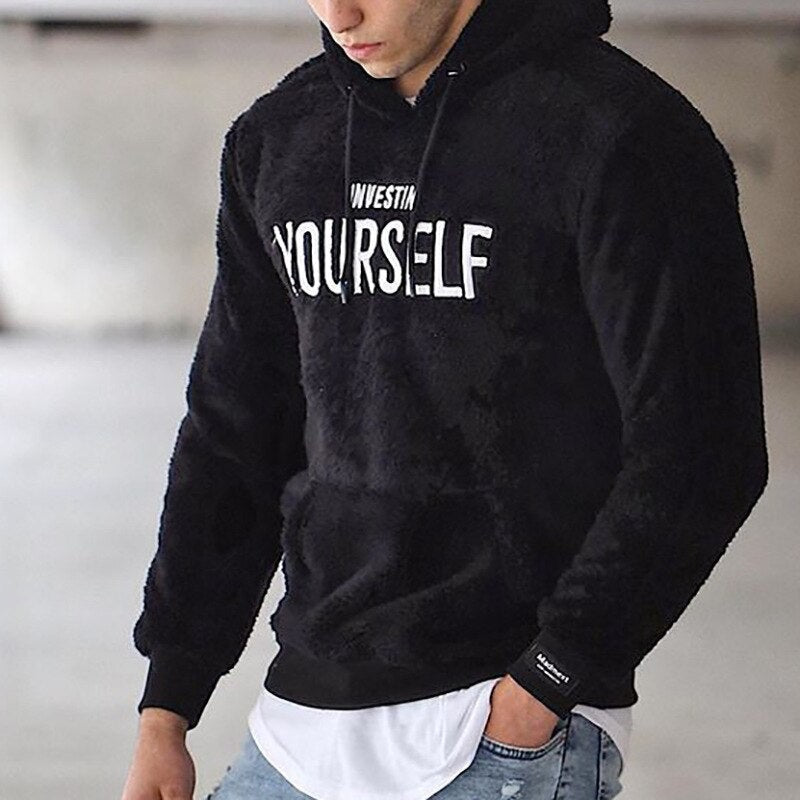 Herren Hoodie aus Teddy-Fleece mit Kängurutasche, Kordelzug und Schriftzug-Print in Schwarz