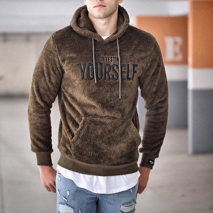 Herren Hoodie aus Teddy-Fleece mit Kängurutasche, Kordelzug und Schriftzug-Print in Braun