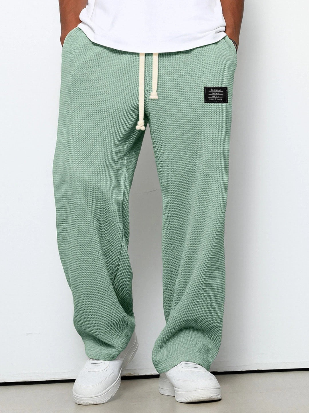 Herren-Hose mit Waffelstruktur, Kordelzug und geradem weitem Bein für Freizeit und Alltag in Grün